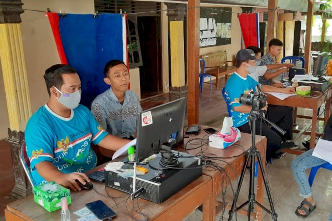 DISDUKCAPIL KLATEN---Inovasi Pelaut Bala Perekaman E-KTP secara Massal kerjasama dengan KPU Kabupaten Klaten di Desa Wiro Kecamatan Bayat.
