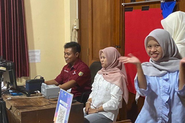 Dukcapil Klaten Melayani dengan Sepenuh Hati