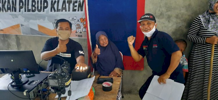 DISDUKCAPIL KLATEN---Inovasi Pelaut Bala Perekaman E-KTP secara Massal kerjasama dengan KPU Kabupaten Klaten di Desa Krakitan Kecamatan Bayat.