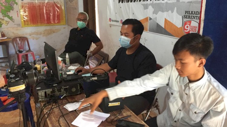 DISDUKCAPIL KLATEN---Inovasi Pelaut Bala Perekaman E-KTP secara Massal kerjasama dengan KPU Kabupaten Klaten di Tiga Desa Kecamatan Jatinom.