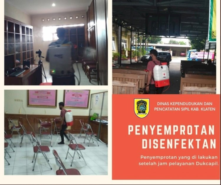 Kegiatan penyemprotan rutin disenfektan setelah jam pelayanan berakhir di lingkungan kerja kantor Disdukcapil Klaten.