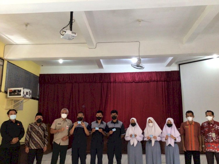 Penyerahan KTP EL kepada siswa  di SMKN 2 Klaten.
