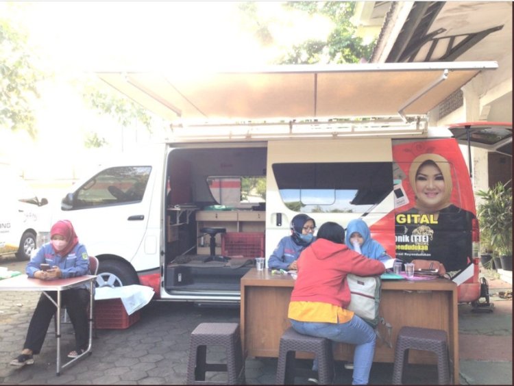 Pelayanan Adminduk Dinas Dukcapil Klaten di acara CarFreeDay bahagiakan masyarakat.