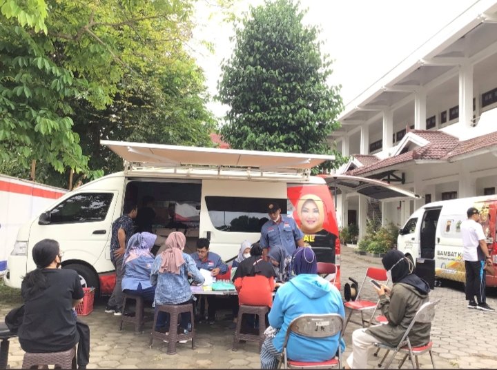 Pelayanan Adminduk Dinas Dukcapil Klaten di acara CarFreeDay bahagiakan masyarakat.