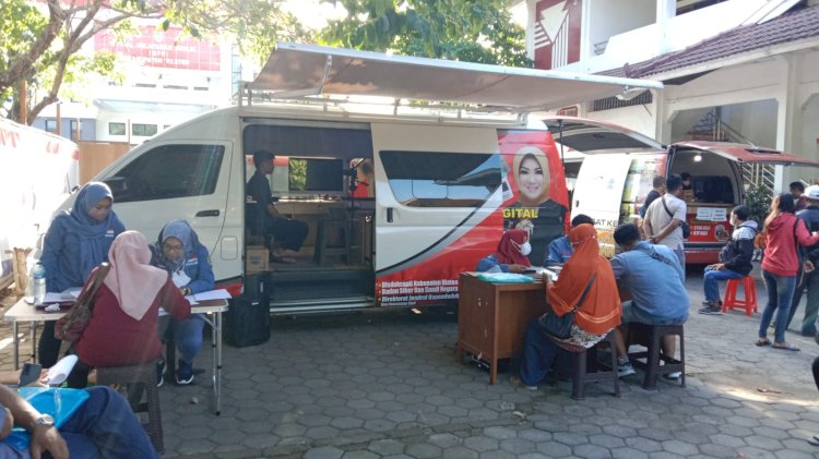 Pelayanan Adminduk Dinas Dukcapil Klaten di acara CarFreeDay bahagiakan masyarakat.