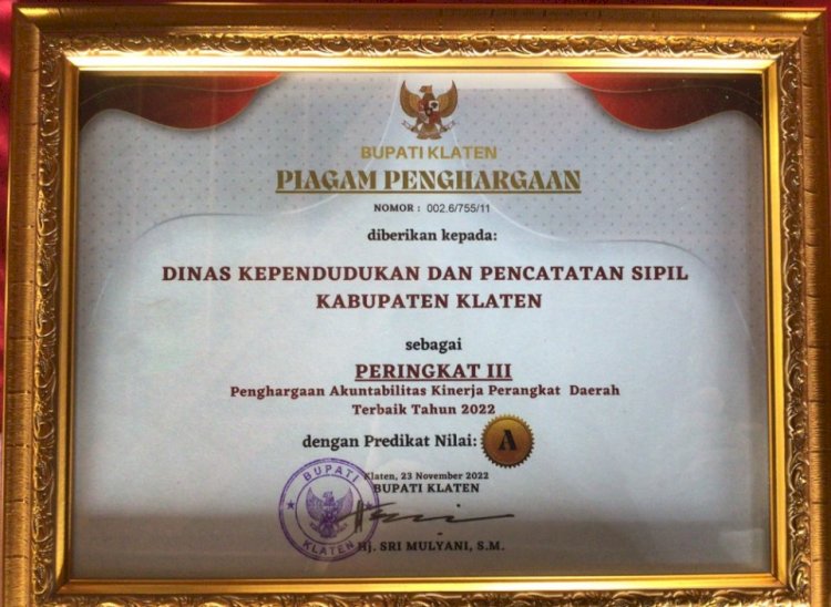 Penghargaan Akuntabilitas Kinerja Perangkat Daerah Terbaik Tahun 2022 kepada Disdukcapil Klaten.