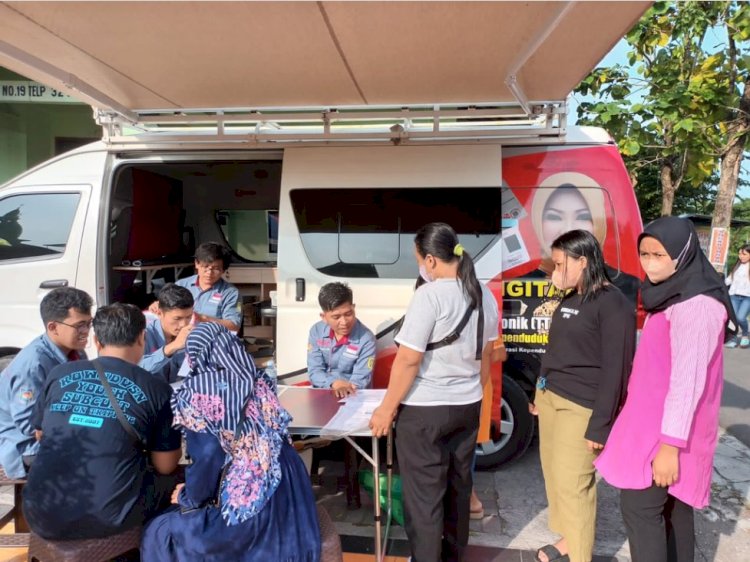 Pelayanan Adminduk Dinas Dukcapil Klaten di acara CarFreeDay bahagiakan masyarakat.