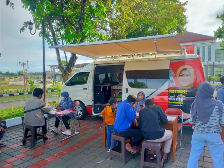 Pelayanan Adminduk Dinas Dukcapil Klaten di acara CarFreeDay bahagiakan masyarakat.