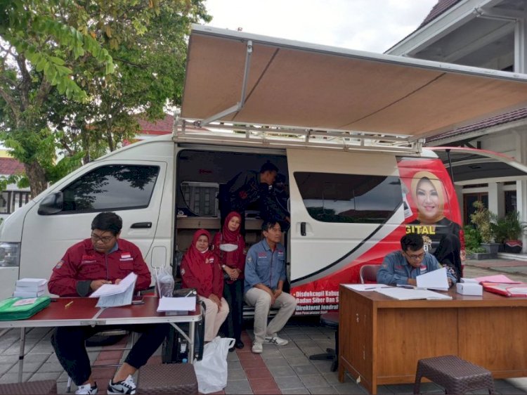 Pelayanan Adminduk Dinas Dukcapil Klaten di acara CarFreeDay bahagiakan masyarakat.