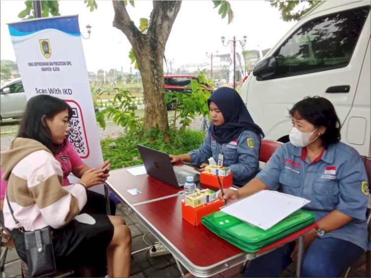 Pelayanan Adminduk Dinas Dukcapil Klaten di acara CarFreeDay bahagiakan masyarakat.