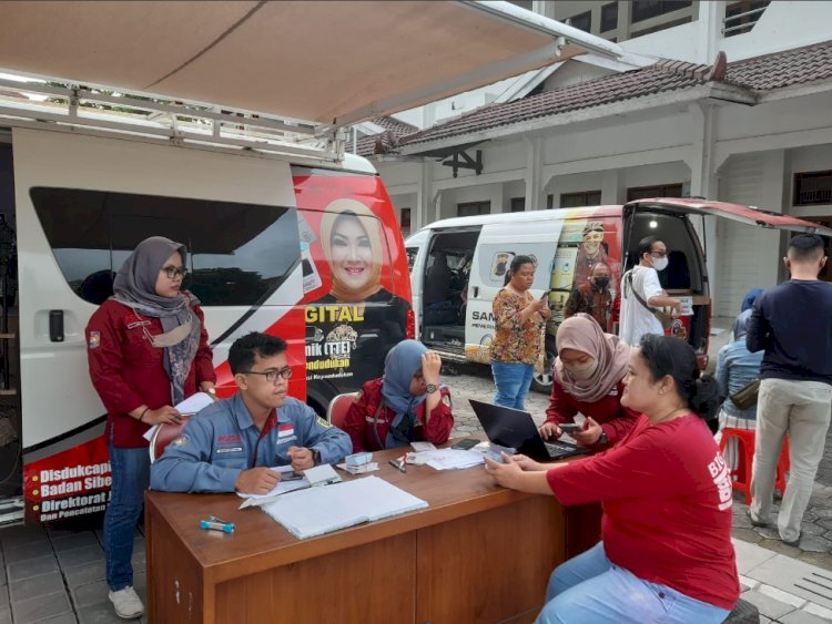 Pelayanan Adminduk Dinas Dukcapil Klaten di acara CarFreeDay bahagiakan masyarakat.
