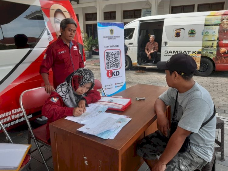 Pelayanan Adminduk Dinas Dukcapil Klaten di acara CarFreeDay bahagiakan masyarakat.