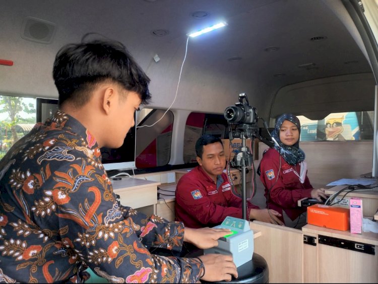 Pelayanan Adminduk Dinas Dukcapil Klaten di acara CarFreeDay bahagiakan masyarakat.