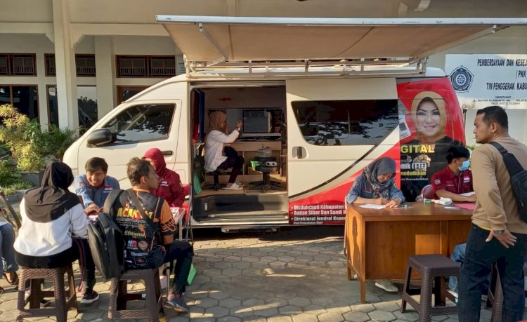 Pelayanan Adminduk Dinas Dukcapil Klaten di acara CarFreeDay bahagiakan masyarakat.