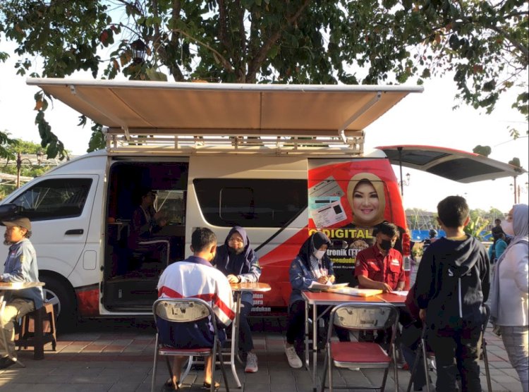 Pelayanan Adminduk Dinas Dukcapil Klaten di acara CarFreeDay bahagiakan masyarakat.