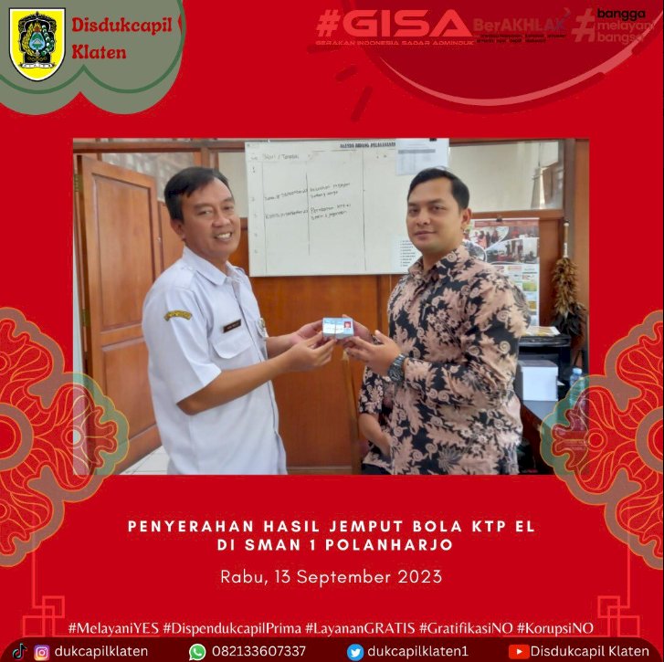 Dinas Dukcapil Klaten serahkan KTP EL pemula Jemput Bola Perekaman KTP-el yang telah dilaksanakan di SMAN 1 Polanharjo.