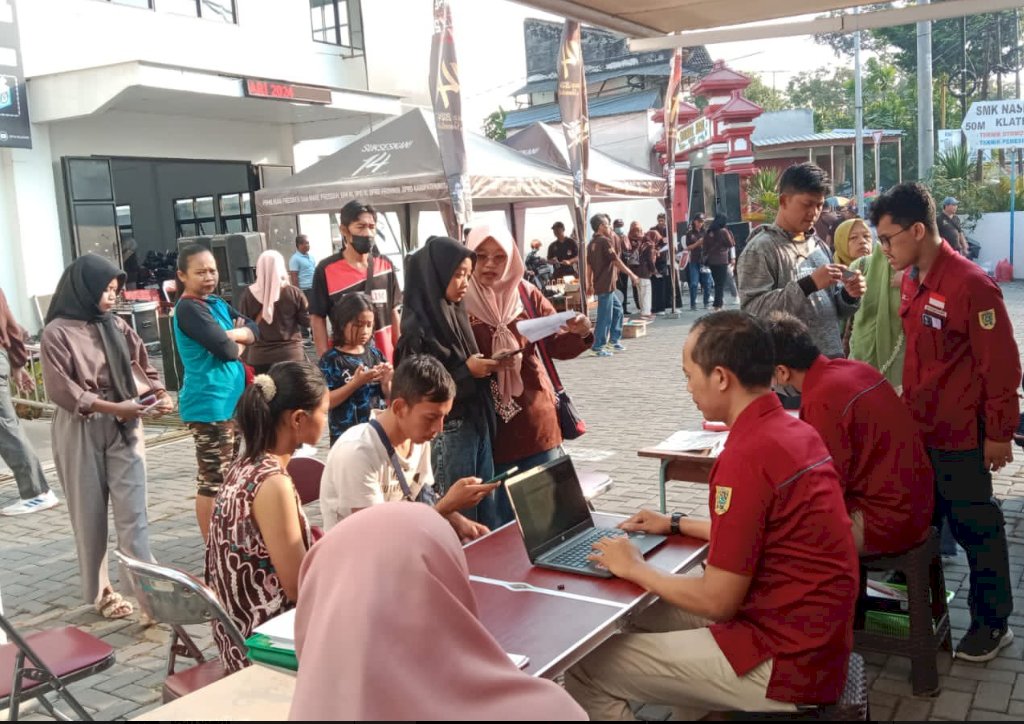 Pelayanan Adminduk Dinas Dukcapil Klaten di acara CarFreeDay bahagiakan masyarakat.