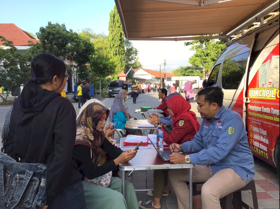 Pelayanan Adminduk Dinas Dukcapil Klaten di acara CarFreeDay bahagiakan masyarakat.