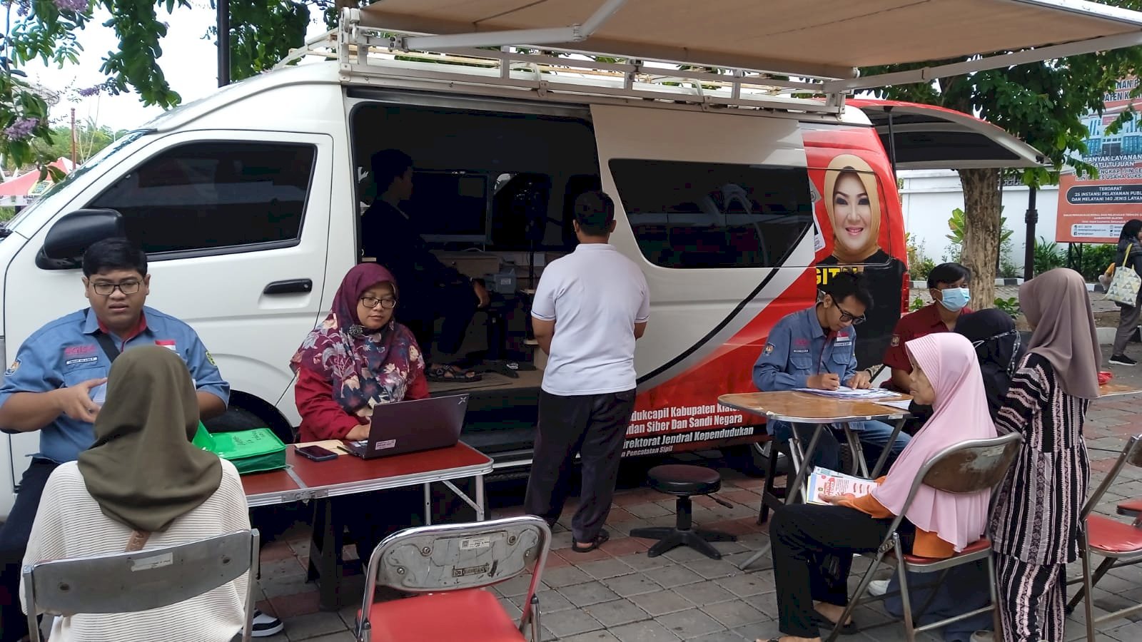 Pelayanan Adminduk Dinas Dukcapil Klaten di acara CarFreeDay bahagiakan masyarakat.