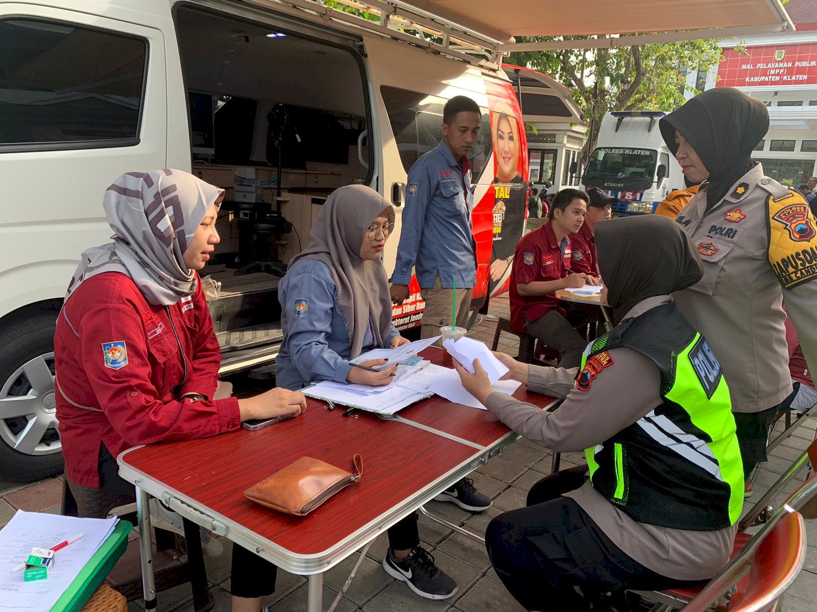 Pelayanan Adminduk Dinas Dukcapil Klaten di acara CarFreeDay bahagiakan masyarakat.