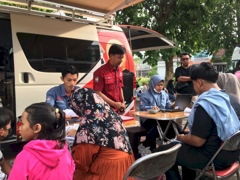 Pelayanan Adminduk Dinas Dukcapil Klaten di acara CarFreeDay bahagiakan masyarakat.