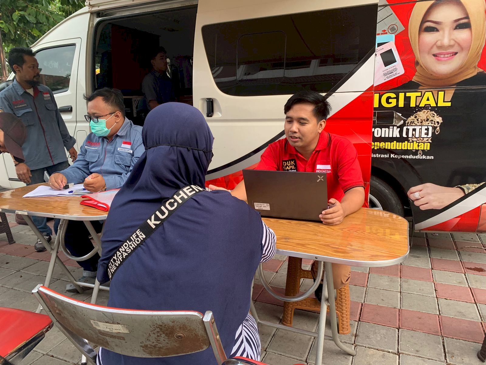 Pelayanan Adminduk Dinas Dukcapil Klaten di acara CarFreeDay bahagiakan masyarakat.