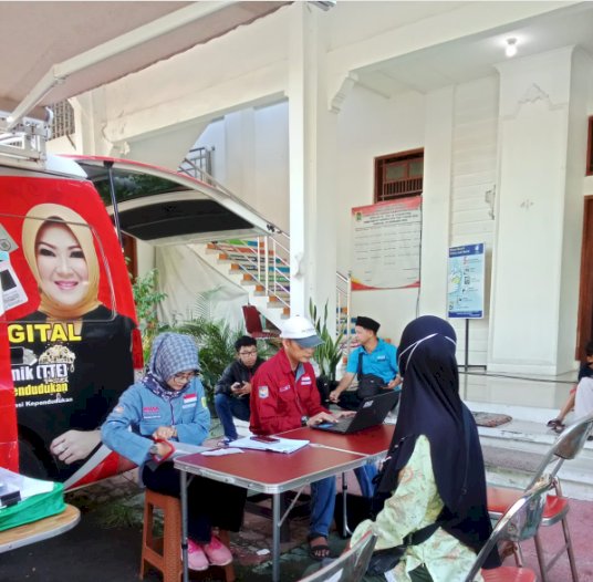 Pelayanan Adminduk Dinas Dukcapil Klaten di acara CarFreeDay bahagiakan masyarakat.