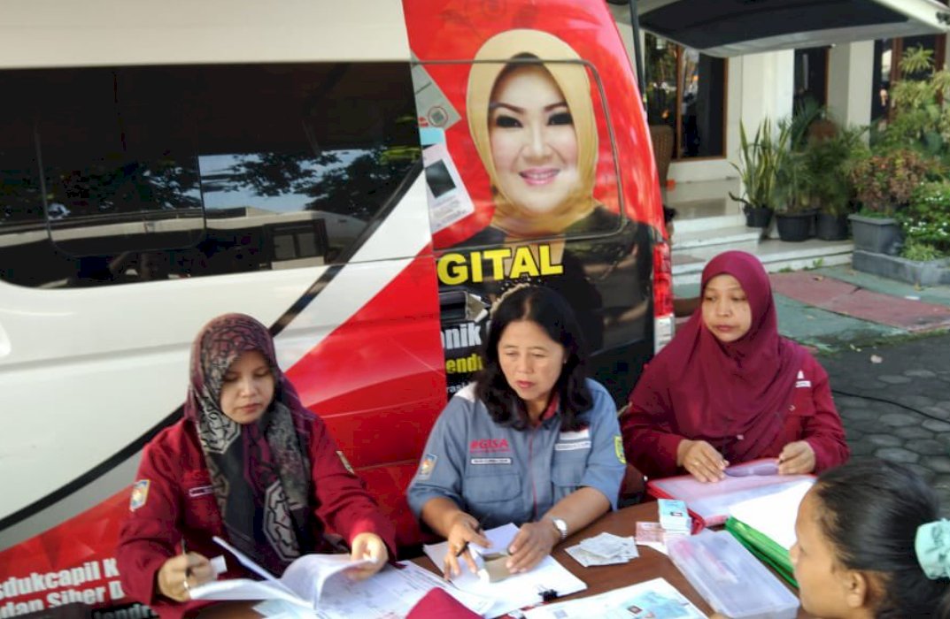 Pelayanan Adminduk Dinas Dukcapil Klaten di acara CarFreeDay bahagiakan masyarakat.