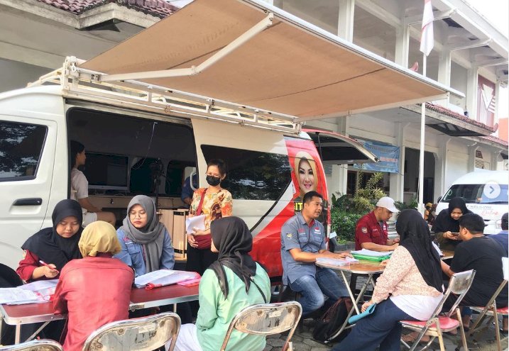 Pelayanan Adminduk Dinas Dukcapil Klaten di acara CarFreeDay bahagiakan masyarakat.
