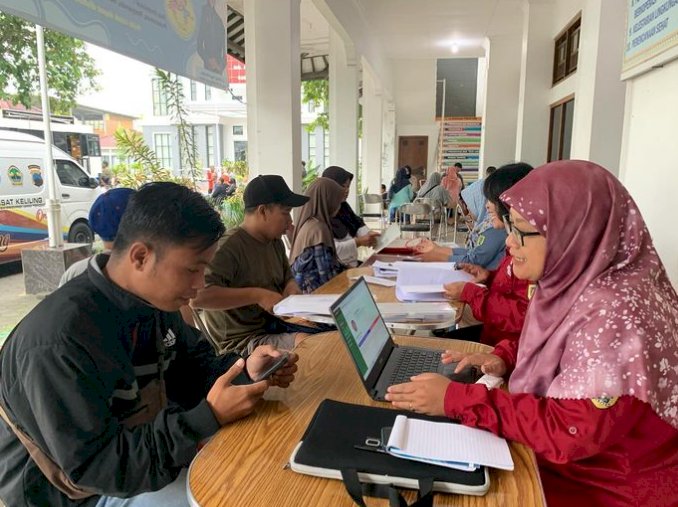Pelayanan Adminduk Dinas Dukcapil Klaten di acara CarFreeDay bahagiakan masyarakat.