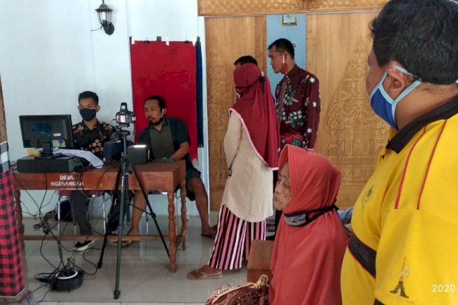 DISDUKCAPIL KLATEN---Inovasi Pelaut Bala Perekaman E-KTP Massal di Desa Ngerangan Kecamatan Bayat.