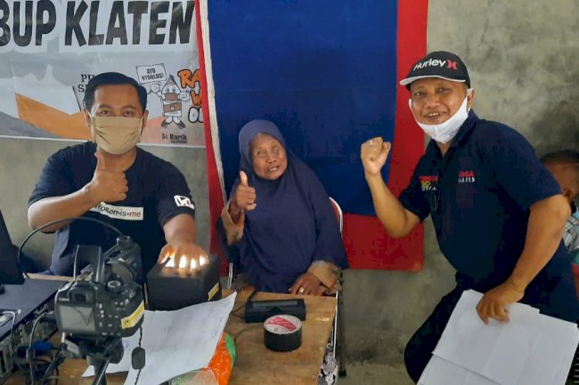 DISDUKCAPIL KLATEN---Inovasi Pelaut Bala Perekaman E-KTP secara Massal kerjasama dengan KPU Kabupaten Klaten di Desa Krakitan Kecamatan Bayat.