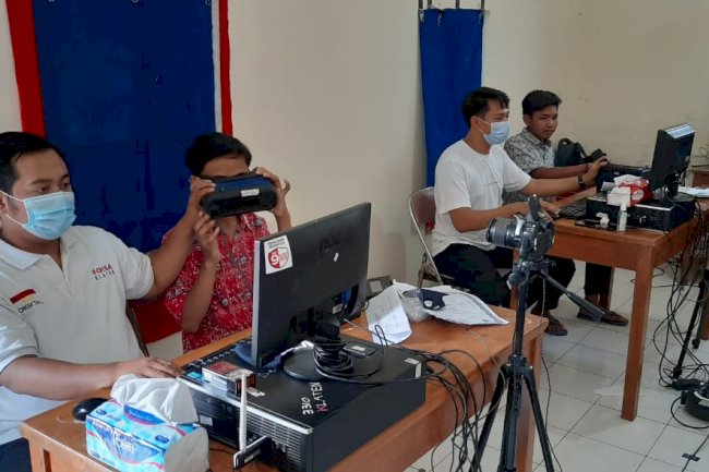 DISDUKCAPIL KLATEN---Inovasi Pelaut Bala Perekaman E-KTP secara Massal kerjasama dengan KPU Kabupaten Klaten di Kecamatan Manisrenggo.