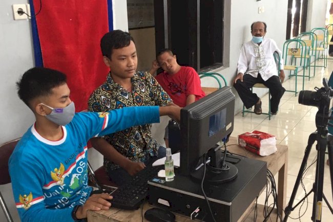 DISDUKCAPIL KLATEN---Inovasi Pelaut Bala Perekaman E-KTP secara Massal kerjasama dengan KPU Kabupaten Klaten di Kecamatan Cawas.