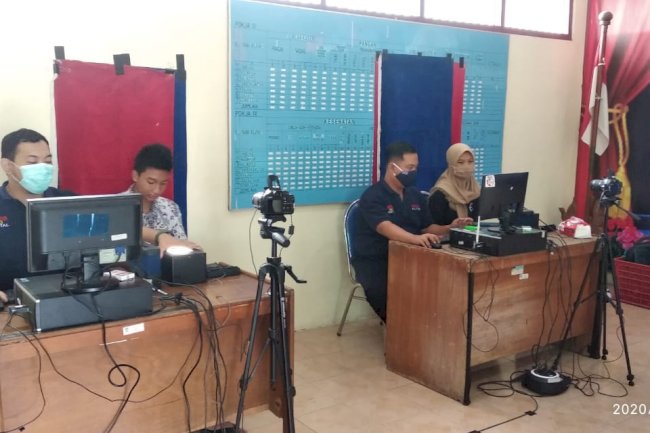 DISDUKCAPIL KLATEN---Inovasi Pelaut Bala Perekaman E-KTP secara Massal kerjasama dengan KPU Kabupaten Klaten di Kecamatan Kalikotes.
