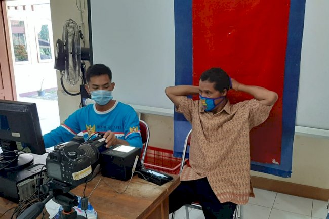 DISDUKCAPIL KLATEN---Inovasi Pelaut Bala Perekaman E-KTP secara Massal kerjasama dengan KPU Kabupaten Klaten di Kecamatan Trucuk.