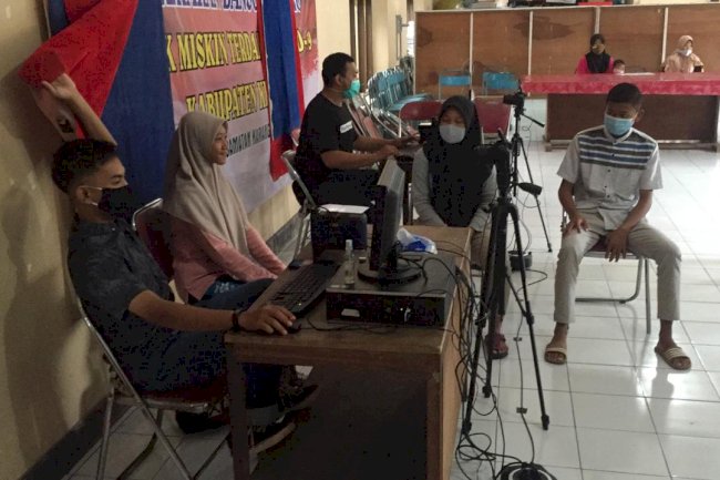 DISDUKCAPIL KLATEN---Inovasi Pelaut Bala Perekaman E-KTP secara Massal kerjasama dengan KPU Kabupaten Klaten di Kecamatan Karanganom.