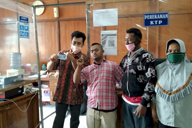 Perekaman sekaligus cetak KTP EL bagi penderita Down Syndrome untuk keperluan Vaksin yang dilaksanakan pada hari Sabtu 09/10/2021.