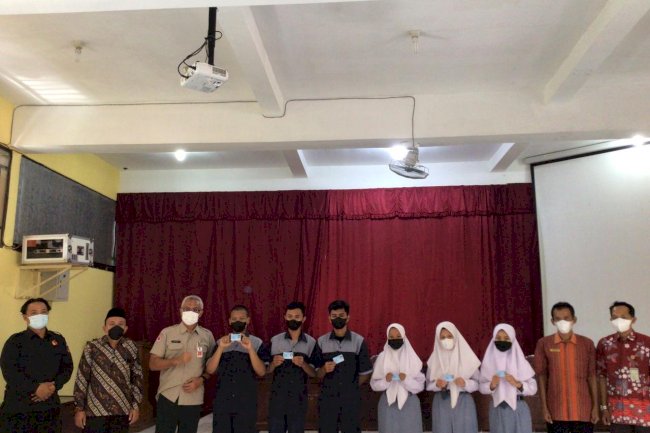 Penyerahan KTP EL kepada siswa  di SMKN 2 Klaten.
