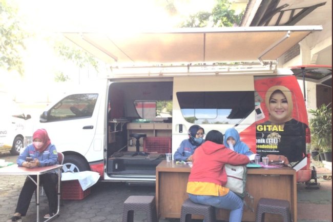 Pelayanan Adminduk Dinas Dukcapil Klaten di acara CarFreeDay bahagiakan masyarakat.