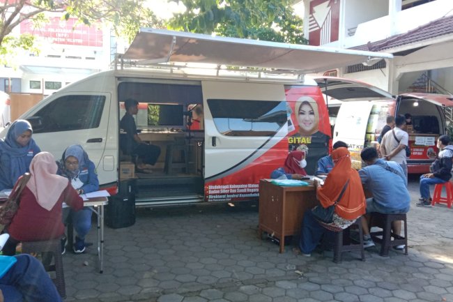 Pelayanan Adminduk Dinas Dukcapil Klaten di acara CarFreeDay bahagiakan masyarakat.