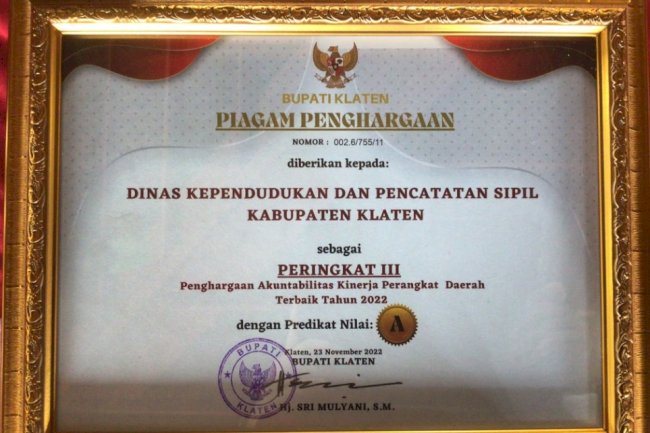 Penghargaan Akuntabilitas Kinerja Perangkat Daerah Terbaik Tahun 2022 kepada Disdukcapil Klaten.
