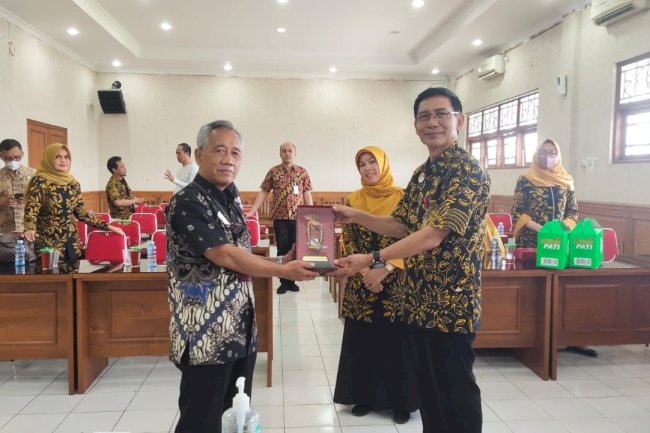 KUNJUNGAN KERJA DALAM RANGKA PENINGKATAN KUALITAS INOVASI PELAYANAN DAN KINERJA PERANGKAT DAERAH DINAS DUKCAPIL KABUPATEN PATI.