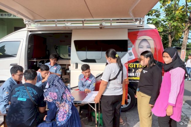 Pelayanan Adminduk Dinas Dukcapil Klaten di acara CarFreeDay bahagiakan masyarakat.