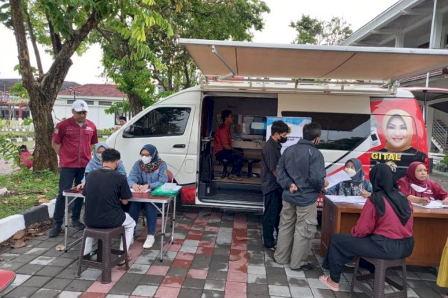 Pelayanan Adminduk Dinas Dukcapil Klaten di acara CarFreeDay bahagiakan masyarakat.