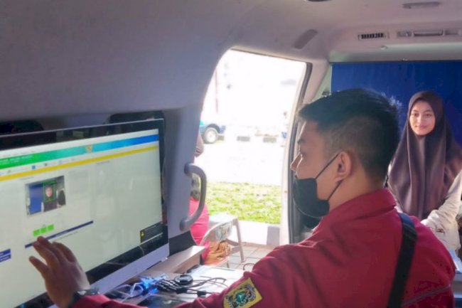Pelayanan Adminduk Dinas Dukcapil Klaten di acara CarFreeDay bahagiakan masyarakat.