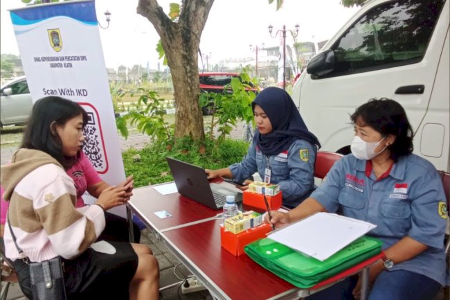 Pelayanan Adminduk Dinas Dukcapil Klaten di acara CarFreeDay bahagiakan masyarakat.