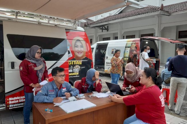 Pelayanan Adminduk Dinas Dukcapil Klaten di acara CarFreeDay bahagiakan masyarakat.