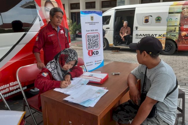 Pelayanan Adminduk Dinas Dukcapil Klaten di acara CarFreeDay bahagiakan masyarakat.