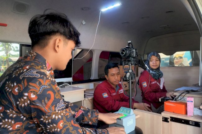 Pelayanan Adminduk Dinas Dukcapil Klaten di acara CarFreeDay bahagiakan masyarakat.